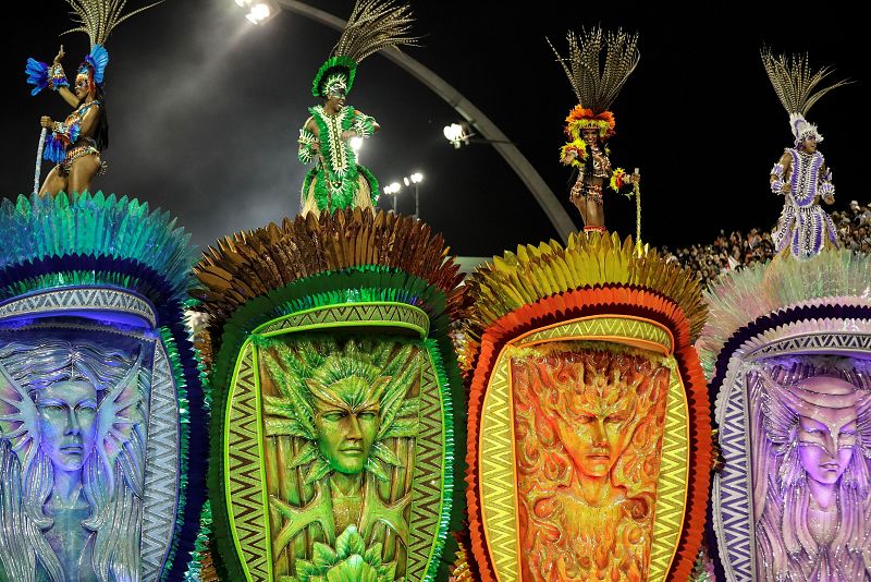 Integrantes de la escuela de samba del Grupo Especial Mocidade Alegre en el sambódromo de Anhembí en Sao Paulo