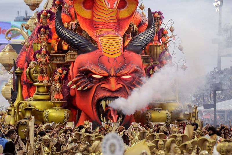 Integrantes de la escuela de samba del Grupo Especial Gaviões da Fiel en el sambódromo de Anhembí en Sao Paulo