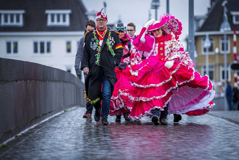 Un grupo de personas disfrazadas se dirige a participar en la marcha de carnaval