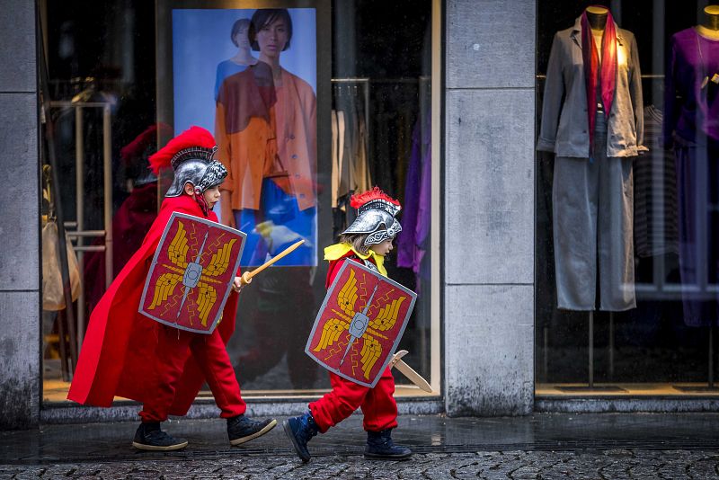 Dos niños disfrazados van a participar en la marcha de carnaval