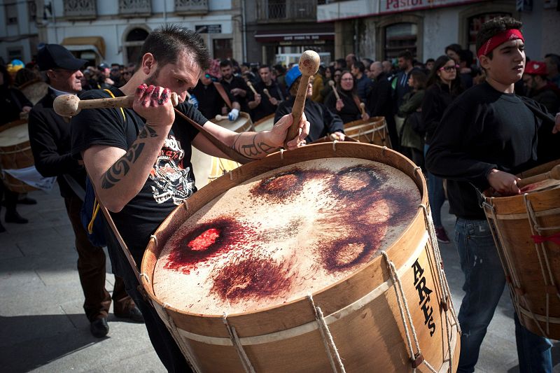 Los miembros del folión tocan el bombo en el Entroido o Carnaval de Viana do Bolo, el evento más antiguo y con más tradición de la zona