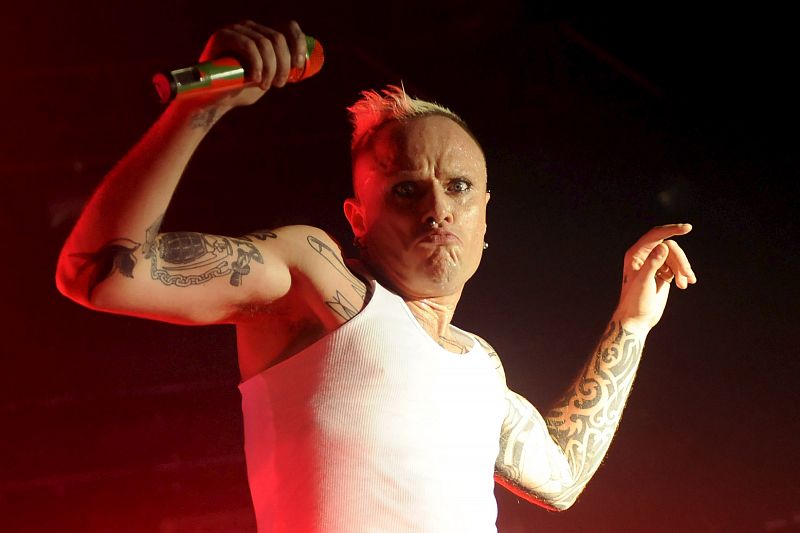 Keith Flint baila en el escenario durante un concierto de la banda en Berlín (Alemania), (02/03/2009)