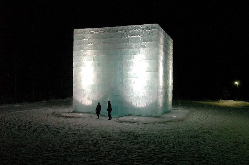 Escultura de hielo titulada 'PenalColony 2004', obra de Arata Isozaki y Yoko Ono.