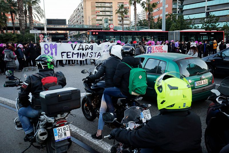 Manifestantes bloquean la calle Gran Vía durante una protesta que marca el Día Internacional de la Mujer en Barcelona el 8 de marzo de 2019.