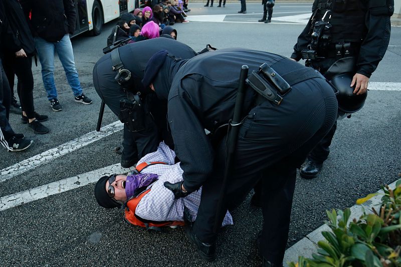 Huelga 8-M: Protestas en la Gran Vía de Barcelona