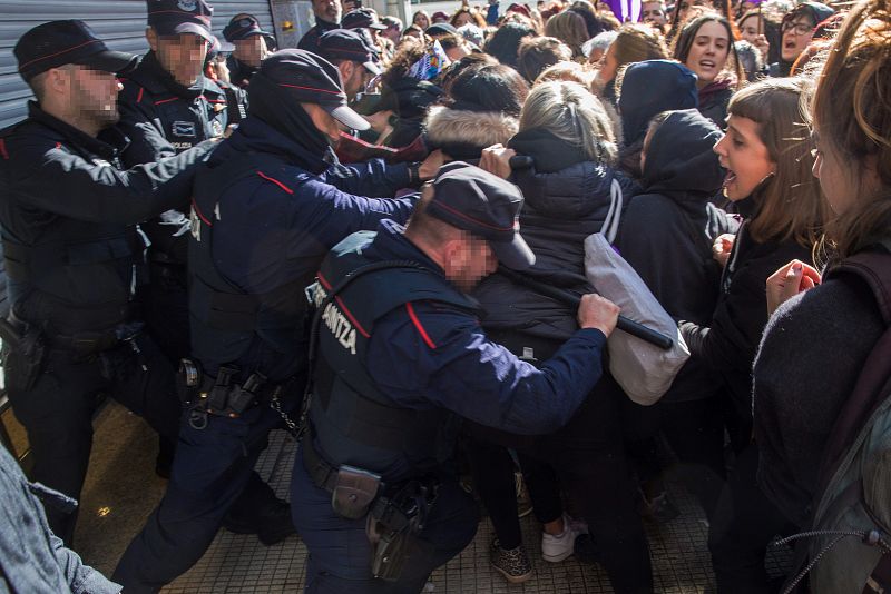 Piquetes intentan impedir la apertura de unos grandes almacenes en Vitoria