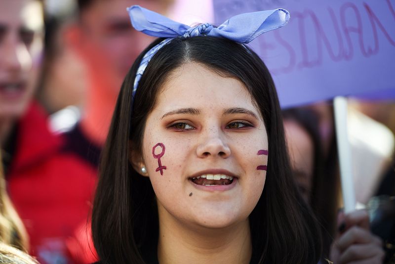 Una joven se manifiesta en el centro de Madrid con motivo de la manifestación convocada el Día Internacional de la Mujer, el 8 de marzo.