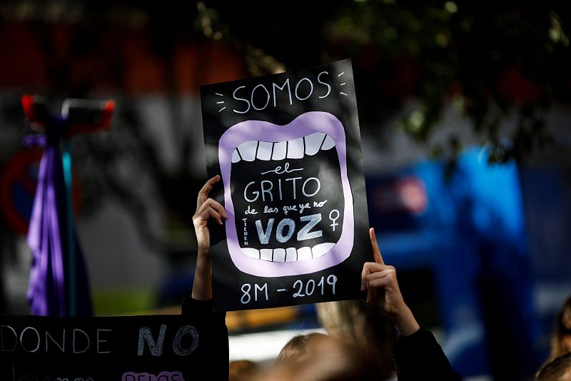 Un grupo de mujeres participa en una manifestación en Madrid con una pancarta con el mensaje "Somos el grito de las que no tienen voz".