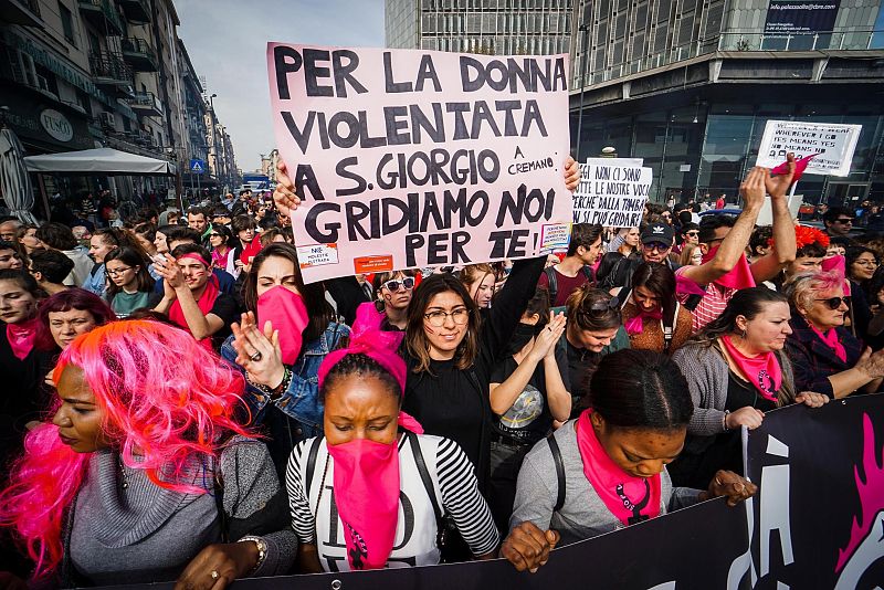 Varias mujeres acuden a una marcha con motivo del D&iacute;a Internacional de la Mujer, este viernes en N&aacute;poles (Italia).