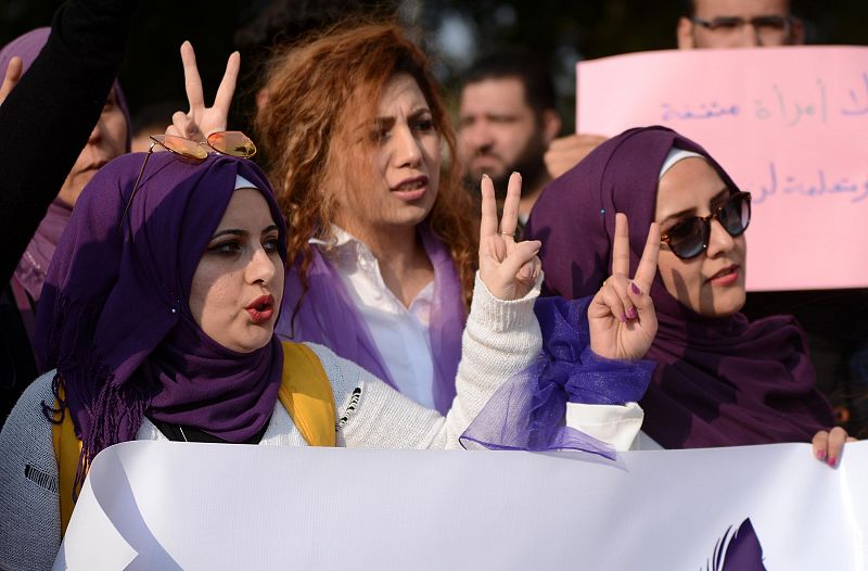 Varias mujeres acuden a una concentración para reclamar derechos al gobierno iraquí con motivo del Día Internacional de la Mujer, este viernes en Bagdad (Irak).