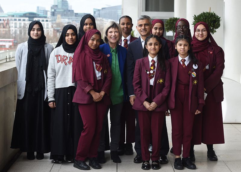 El alcalde de Londres, Sadiq Khan (centro der.), y la directora y fundadora de la Fundación WOW, Jude Kelly (centro izq.), posan junto a estudiantes de la escuela Mulberry durante el Festival anual Mujeres del Mundo  con motivo del Día Internacional