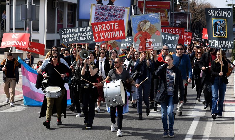 Varias personas acuden a una marcha con motivo del Día Internacional de la Mujer, este viernes en Podgorica (Montenegro). Los montenegrinos celebran el 100 aniversario de la primera protesta femenina, celebrada el 8 de marzo de 1919 en la ciudad de