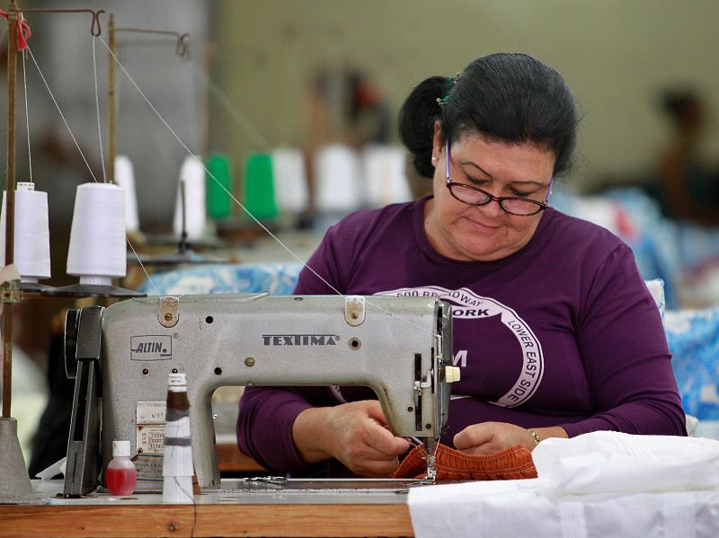 Una mujer trabaja como costurera este jueves en La Habana (Cuba) en el Día Internacional de la Mujer que celebra en todo el mundo los logros de las mujeres e insta a lograr la igualdad de género.