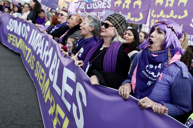 La marcha feminista de Madrid, con la cabecera en la plaza madrileña de Neptuno, celebrada este viernes con motivo del Día de la Mujer bajo el lema "Somos imparables, ¡feministas siempre!".