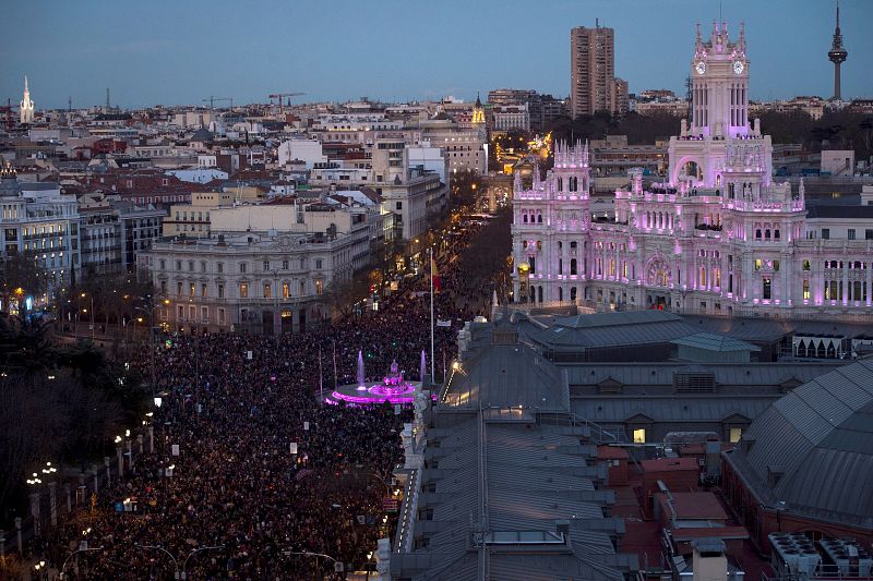 Vista general tomada desde la azotea del Círculo de Bellas Artes de la marcha feminista celebrada este viernes en Madrid, con motivo del Día Internacional de la Mujer, para reclamar una igualdad real entre hombres y mujeres y denunciar las violencias