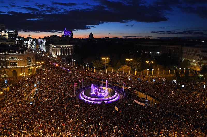 Vista general de la marcha feminista celebrada este viernes en Madrid, con motivo del Día Internacional de la Mujer, para reclamar una igualdad real entre hombres y mujeres y denunciar las violencias machistas.