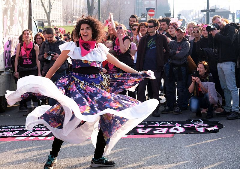 Varias personas acuden a una concentración con motivo del Día Internacional de la Mujer, este viernes en Turín (Italia).