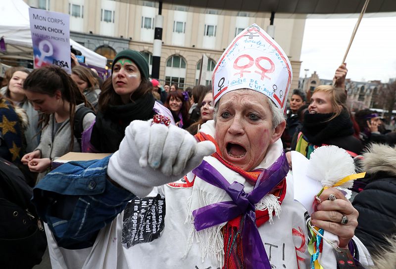 Un grupo de mujeres participan en un mitin durante el Día Internacional de la Mujer en el centro de Bruselas, Bélgica, el 8 de marzo de 2019.