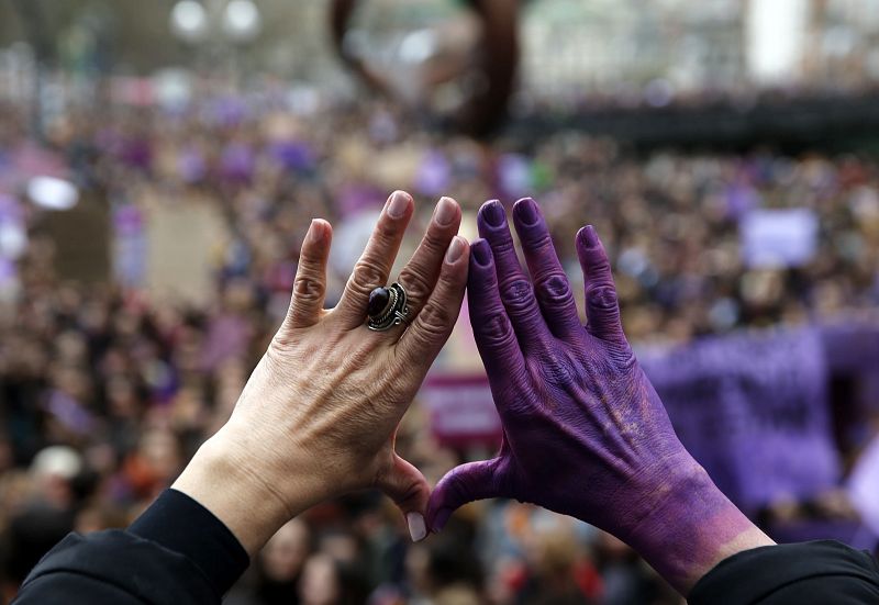 Una mujer con el gesto del feminismo este viernes en Bilbao durante la manifestación que ha recorrido las calles de la capital vizcaína convocada por sindicatos y organizaciones feministas con motivo del Día Internacional de la Mujer.
