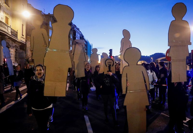 Miles de mujeres se han manifestado este viernes en San Sebastián convocadas por el Movimiento Feminista de Euskal Herria, con motivo del Día de la Mujer.