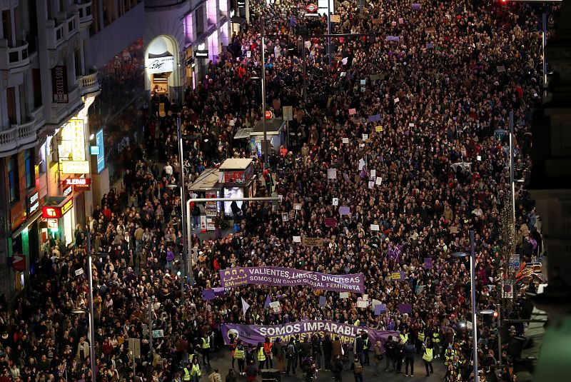 Una "marea morada" toma esta noche las calles de Madrid con motivo del Día Internacional de la Mujer en una gran manifestación (350.000 personas según fuentes policiales) presidida por un ambiente festivo, pero también muy reivindicativo, con la que