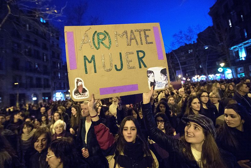 Más de 150 colectivos feministas convocan a las mujeres a participar en una manifestación, bajo el lema "Paramos para cambiarlo todo", como culminación a una jornada de huelga con motivo del Día Internacional de la Mujer.
