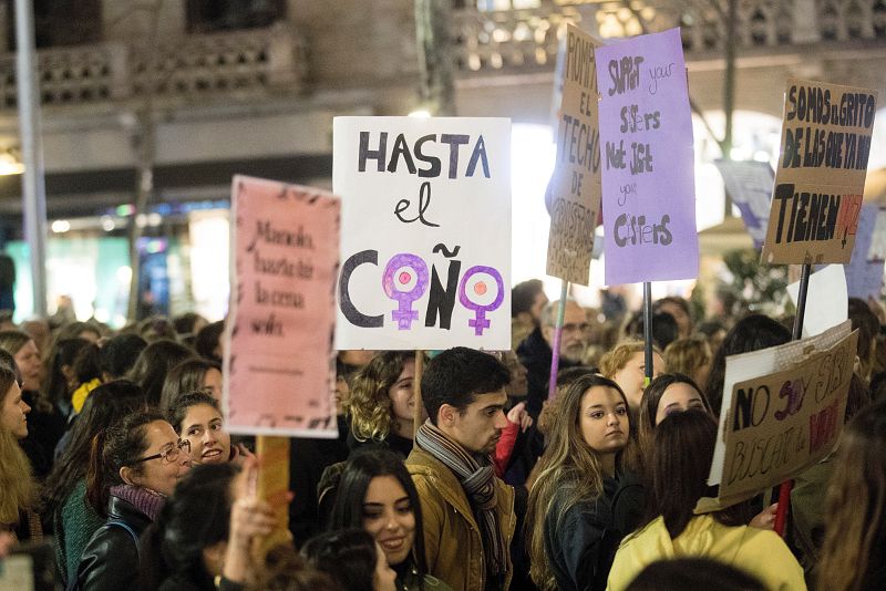 Más de 150 colectivos feministas convocan a las mujeres a participar en una manifestación, bajo el lema "Paramos para cambiarlo todo", como culminación a una jornada de huelga con motivo del Día Internacional de la Mujer.