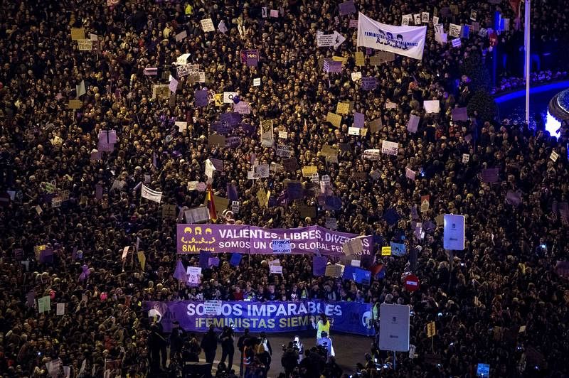 Vista general tomada desde la azotea del Círculo de Bellas Artes de la marcha feminista celebrada este viernes en Madrid, con motivo del Día Internacional de la Mujer, para reclamar una igualdad real entre hombres y mujeres y denunciar las violencias