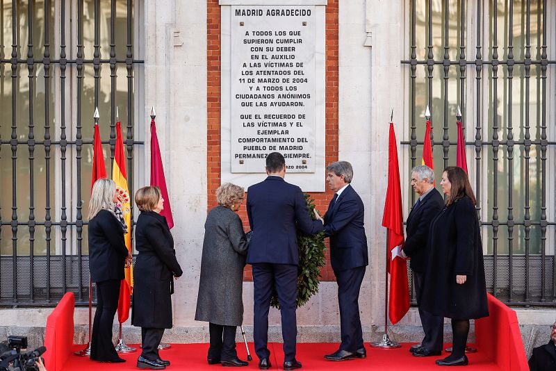 El presidente del Gobierno, Pedro Sánchez (c), el jefe del Ejecutivo madrileño, Ángel Garrido, y la alcaldesa de la capital, Manuela Carmena, han depositado una corona de laurel en la Puerta del Sol en recuerdo a los 192 fallecidos en los atentados d