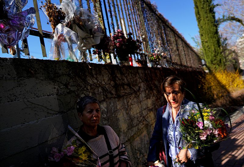 Maribel, la madre de uno de los fallecidos en los atentados de Atocha participa en la ofrenda floral en la calle Téllez