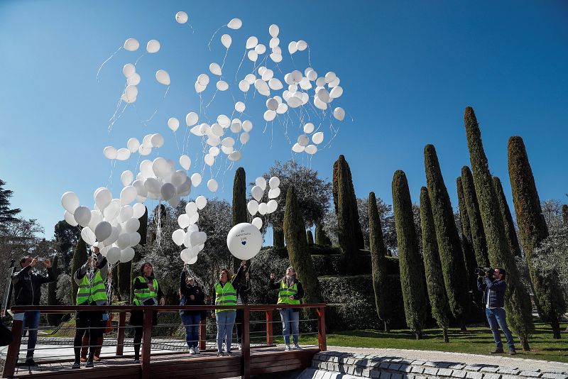 Suelta de globos en el Bosque del Recuerdo en homenaje a las víctimas del 11M