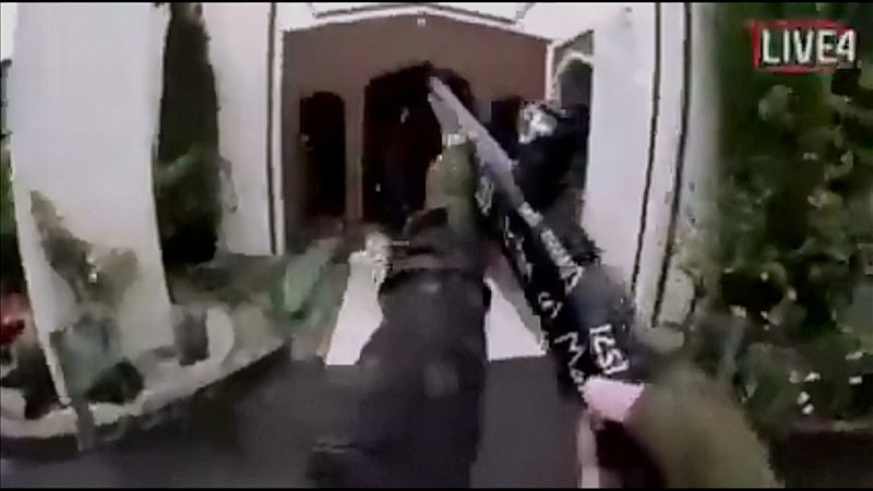 El atacante entra armado en la mezquita