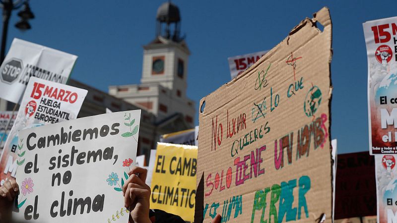 Pancartas en la Puerta del Sol de Madrid