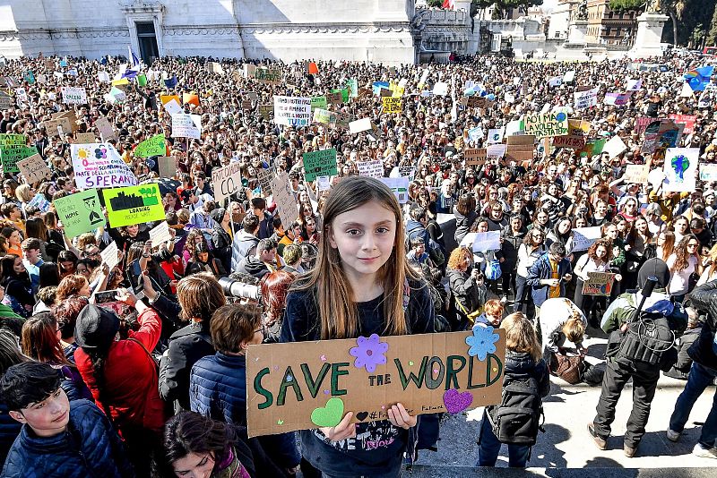 Estudiantes en Roma toman las calles por el cambio climático