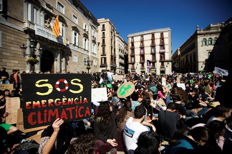 Centenares de estudiantes protestan en Barcelona