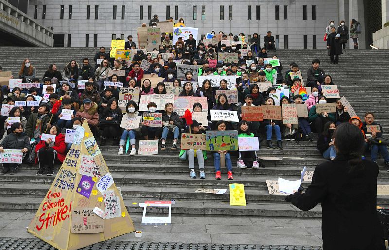 Con mascarilla, desde Corea del Sur