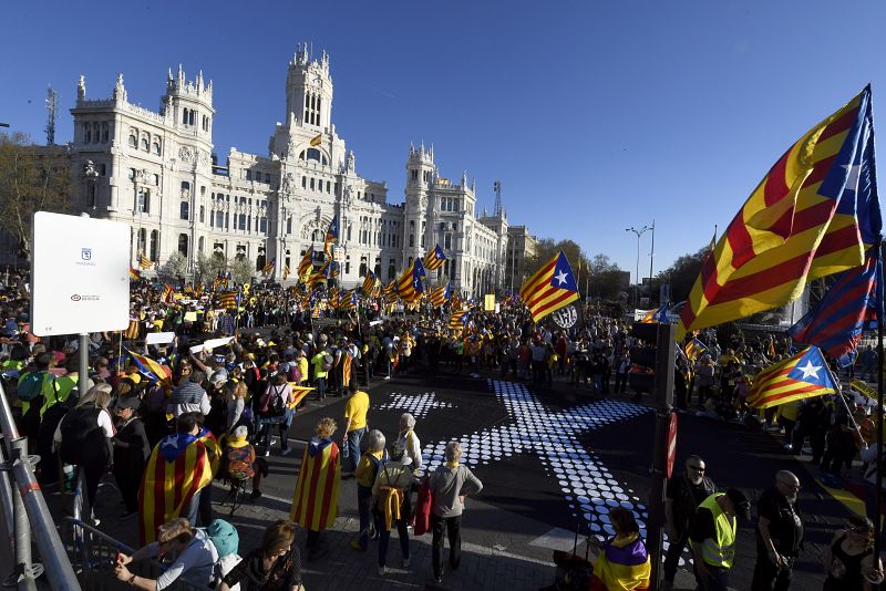 Cientos de personas ante el Palacio de Cibeles, sede del Ayuntamiento de Madrid, durante la manifestación