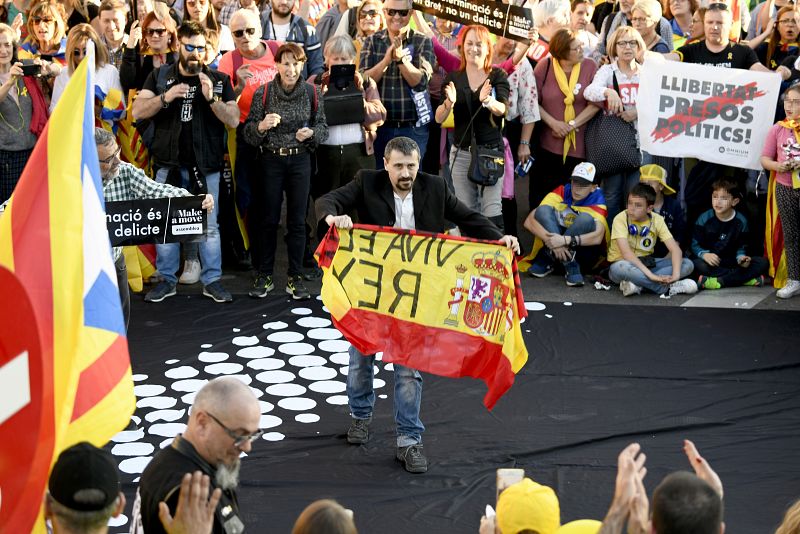Un hombre con una bandera de España durante la manifestación