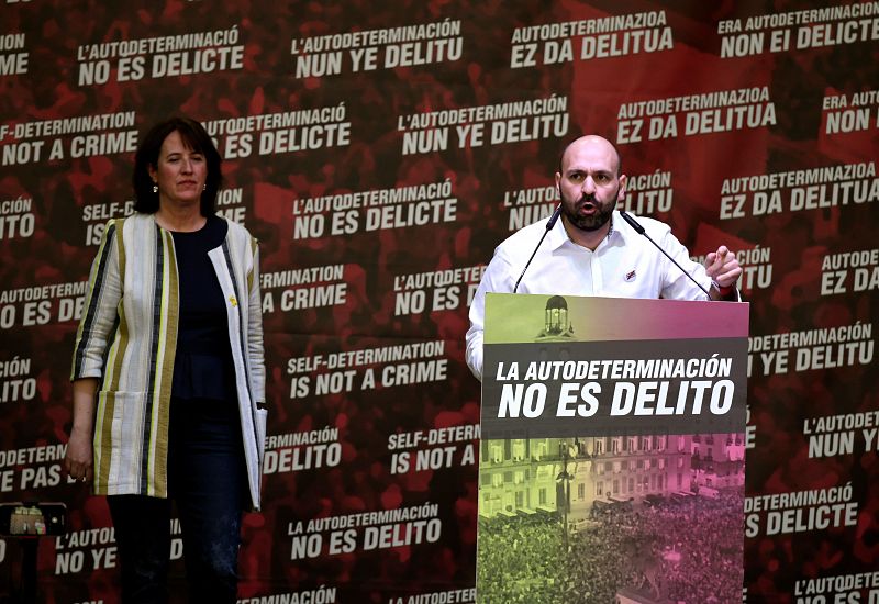 El vicepresidente de Òmnium Cultural, Marcel Mauri, dando su discurso en el escenario del final de la manifestación en Cibeles.