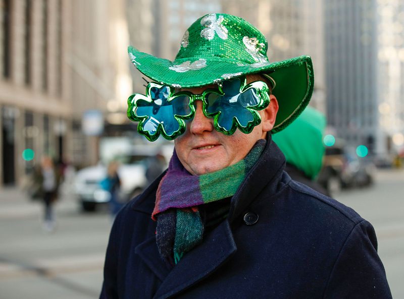 Un hombre con gafas y sombrero con tréboles en Chicago, EE.UU.