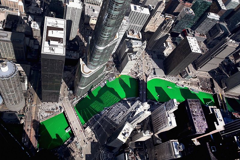 Una vista aérea del río Chicago teñido de verde