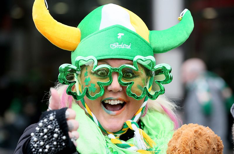 Una mujer participa en el desfile de San Patricio en Dublín, Irlanda