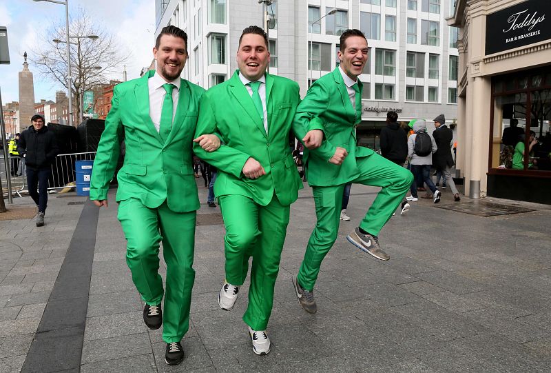 Tres hombres vestidos de verde celebran San Patricio en Dublín, Irlanda