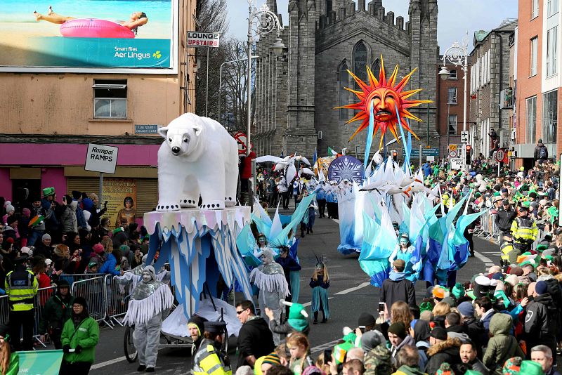 Multitudinario desfile de San Patricio en Dublín, Irlanda
