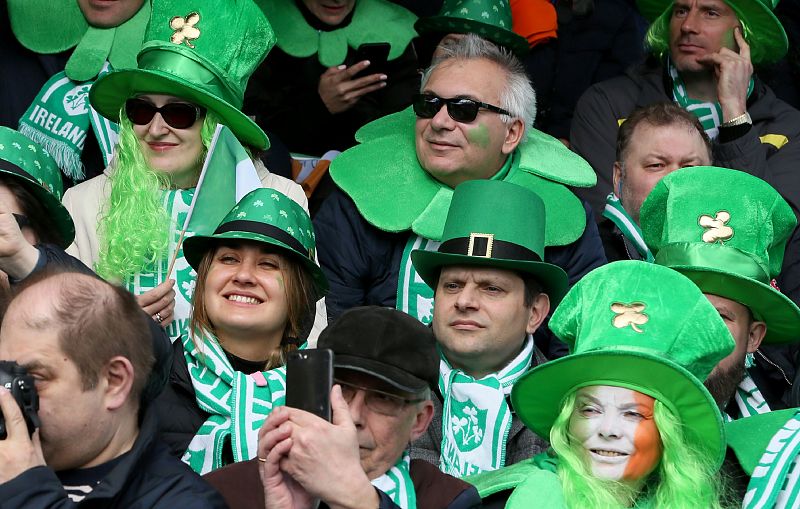 Un grupo de espectadores disfruta del desfile de San Patricio en Dublín, Irlanda