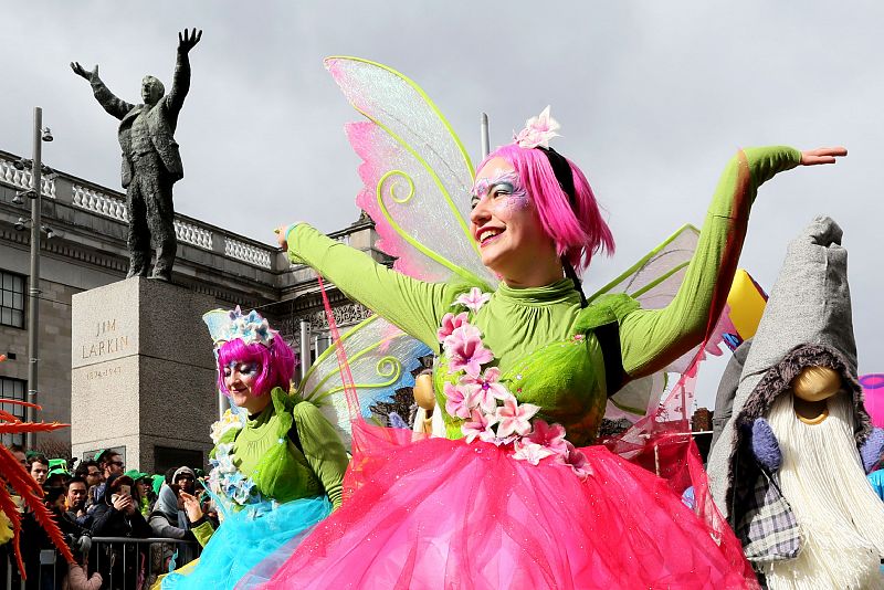 Participantes en el desfile de San Patricio en Dublín, Irlanda