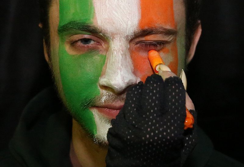 Un hombre se pinta la cara con los colores de la bandera de Irlanda para celebrar San Patricio en Minsk, Bielorrusia