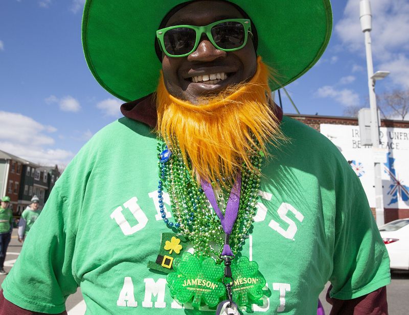 Un hombre vestido de verde se prepara para asistir al desfile de San Patricio en Boston, EE.UU.