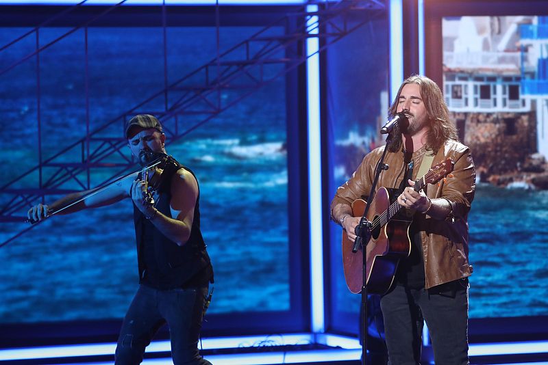 Andrés Suarez junto al violinista Marino Saiz