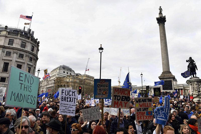 Miles de personas se concentran en la plaza de Trafalgar